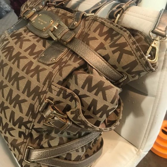 Authentic Micheal Kors Large Carry All Tote - Picture 2 of 13